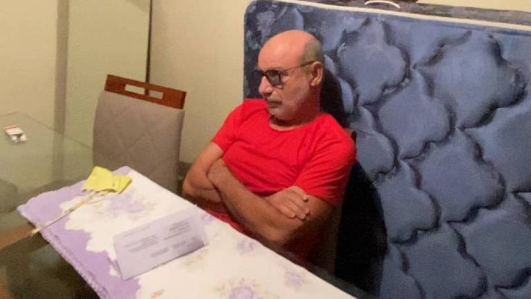 Ministro do STJ revoga prisão domiciliar de Queiroz e esposa