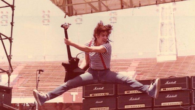 Baixista de banda ícone do heavy metal morre aos 69 anos