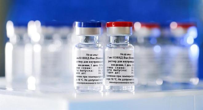 Vacinação massiva contra covid-19 começa em um mês na Rússia; OMS vê com cautela