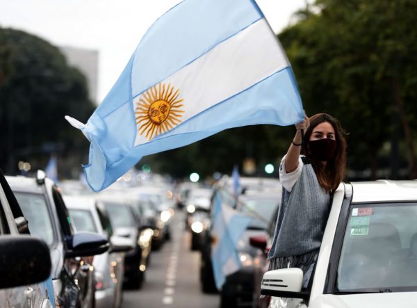 Argentinos saem às ruas em manifestação contra o governo