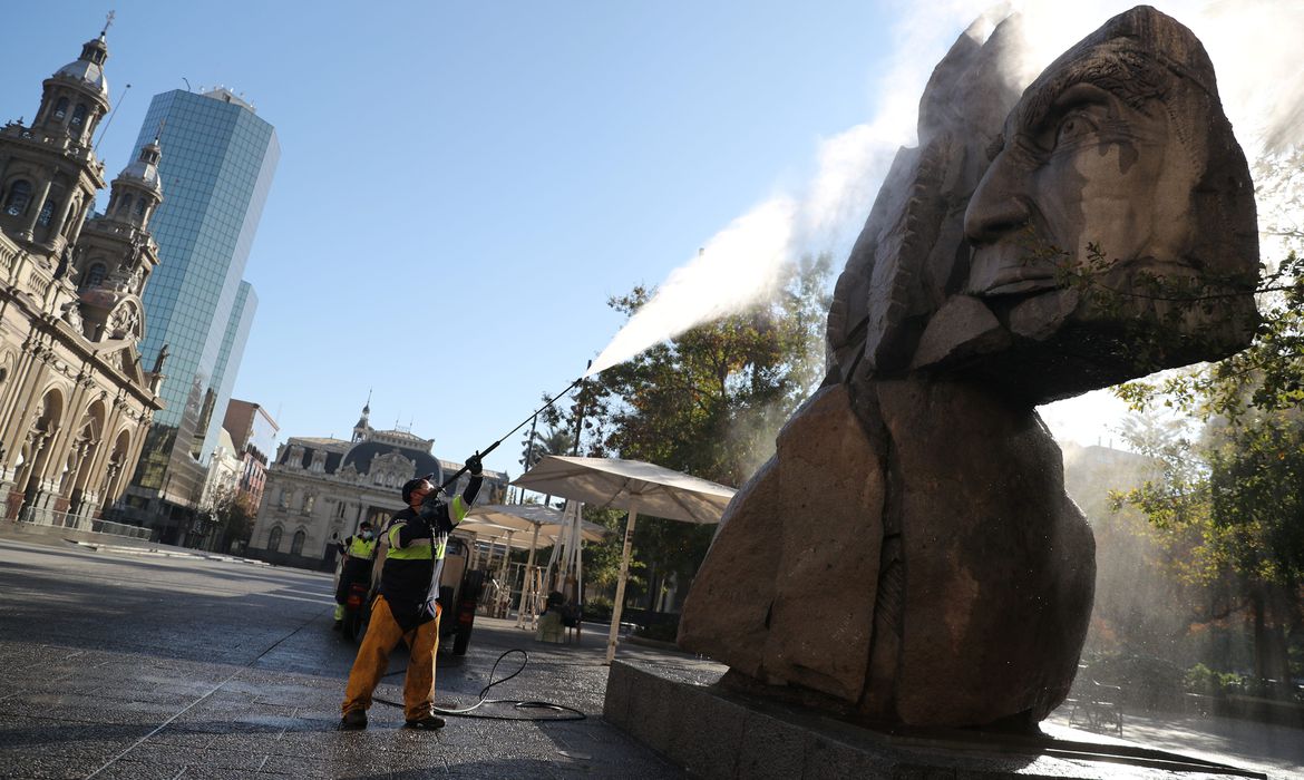 Chile fecha shopping popular após reabertura causar aglomeração