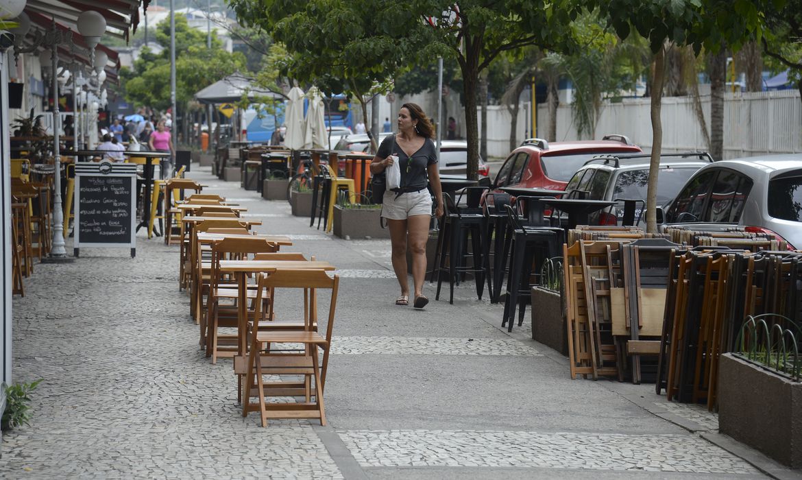 Empresários elogiam decreto que libera bares para ocuparem calçadas em Natal
