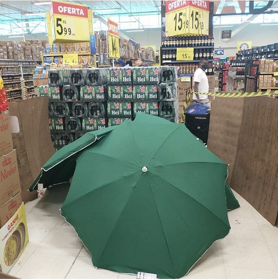 PE: Homem morre e tem corpo coberto por guarda-sóis em unidade do Carrefour