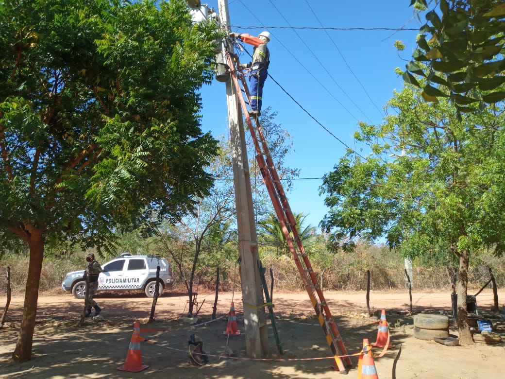 Cosern desativa "gato" de energia em sítio no interior do RN com apoio da PM