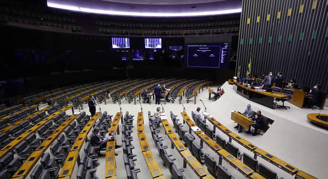Deputados têm despesa de R$ 1,5 mi com combustível na quarentena