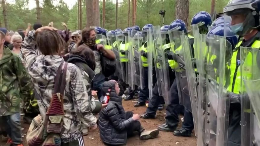 Covid-19: polícia interrompe rave ilegal em floresta na Inglaterra