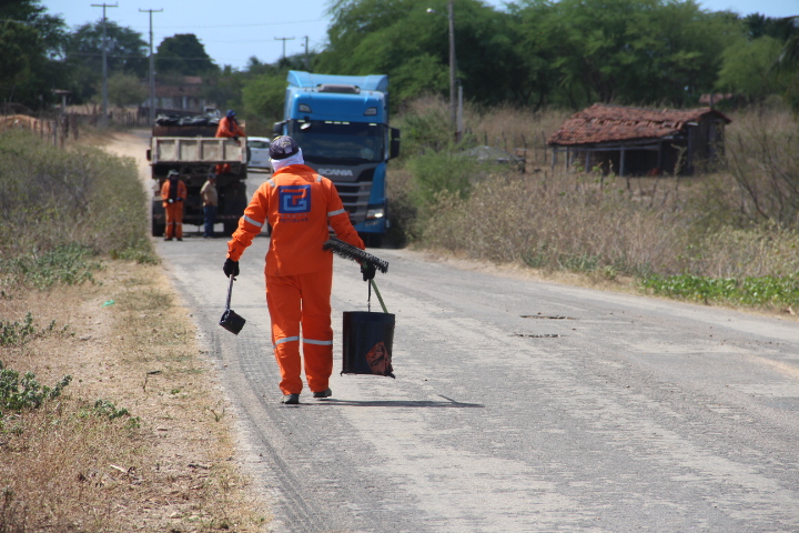 Carnaubais: Governo inicia recuperação na RN-016 após pedido de Ezequiel