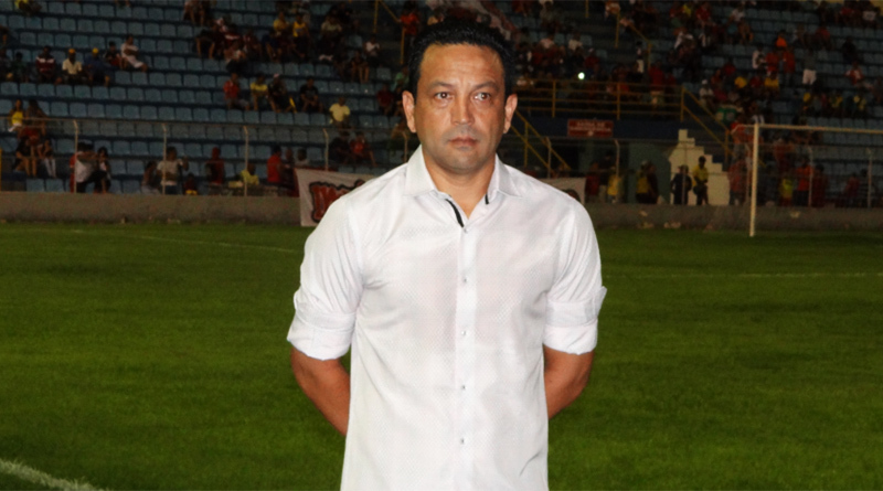 Após derrota, América demite Roberto Fernandes e anuncia ídolo como novo técnico