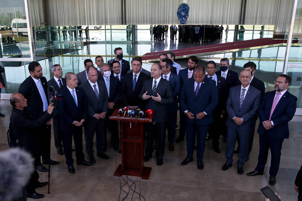 Foto com Bolsonaro e centrão marca fim de status de Guedes como superministro