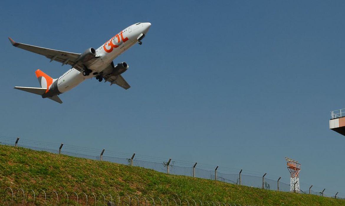 Passagem de avião no Brasil tem queda de preço histórica na pandemia