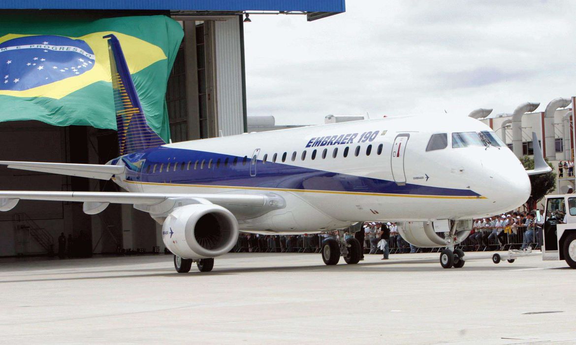 Embraer anuncia demissão de 900 empregados no Brasil