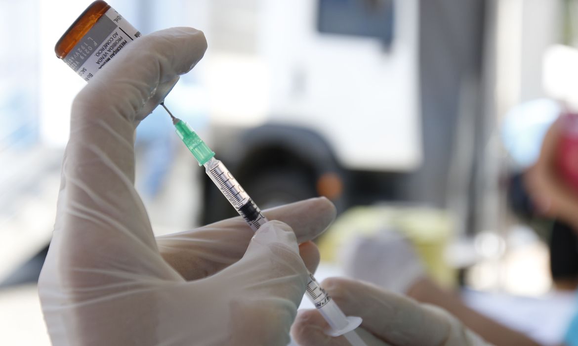 Vacina russa é considerada segura e eficaz em testes preliminares, diz estudo