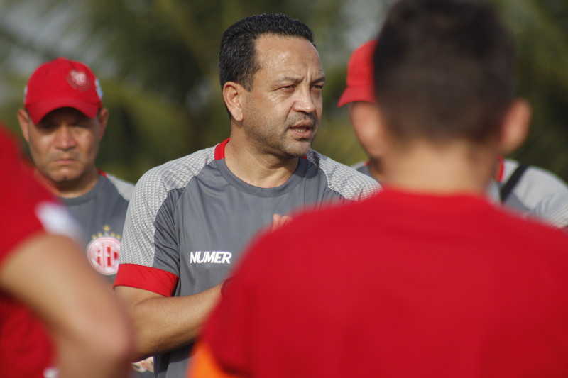 Kobayashi comanda primeiro treinamento coletivo visando o Clássico Rei