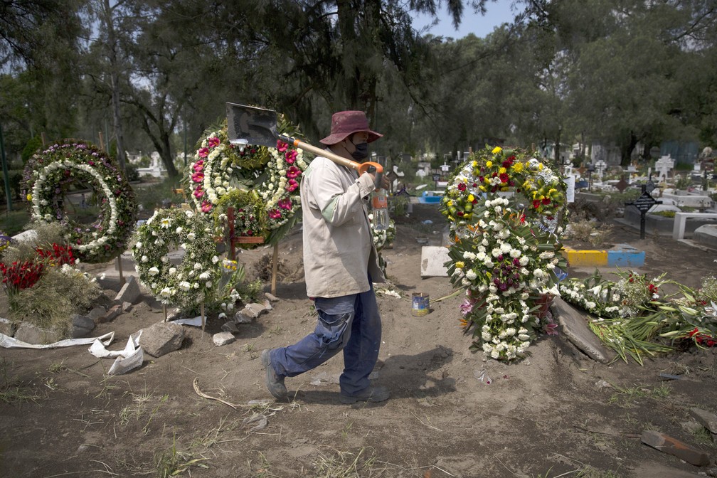 México fica sem papel para impressão de certidões de óbito após mortes por covid