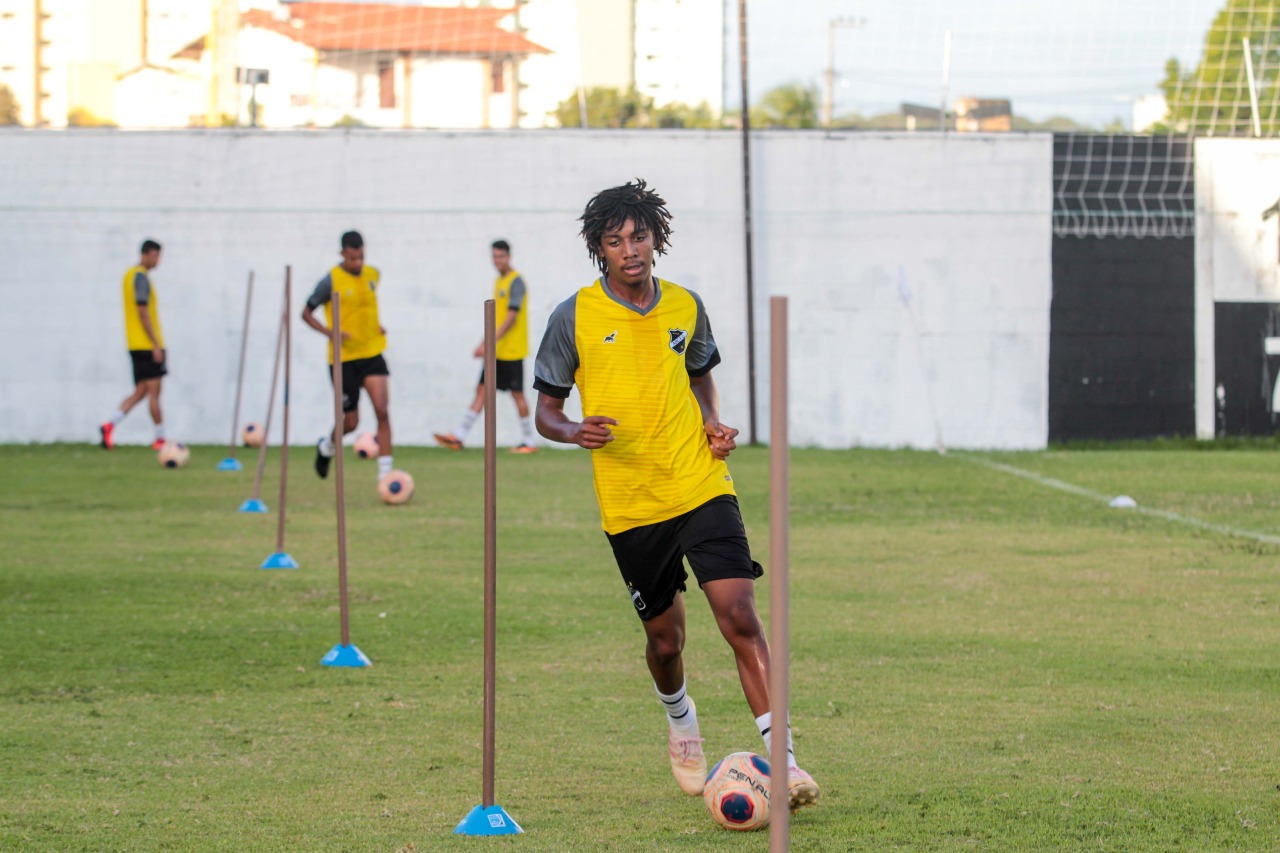 ABC empresta zagueiro de 16 anos ao Flamengo