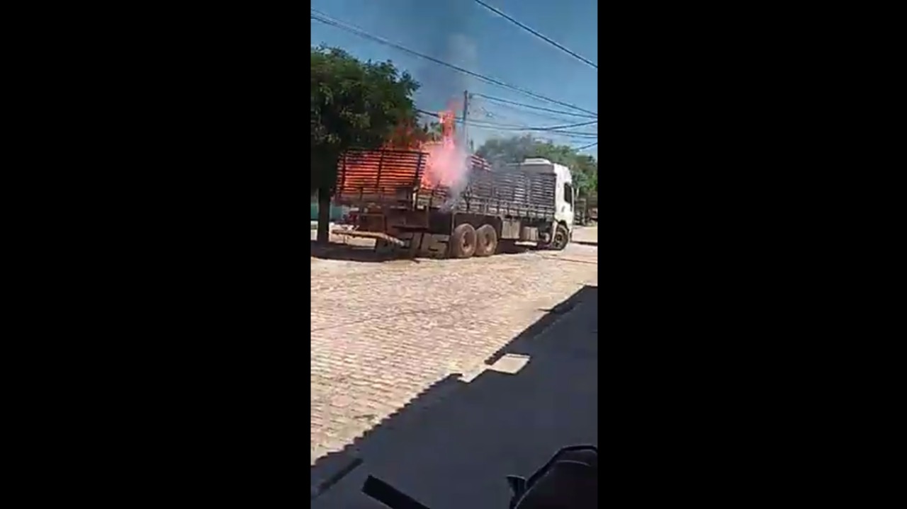 VÍDEO: Caminhão bate em poste, pega fogo e condutor continua dirigindo no RN
