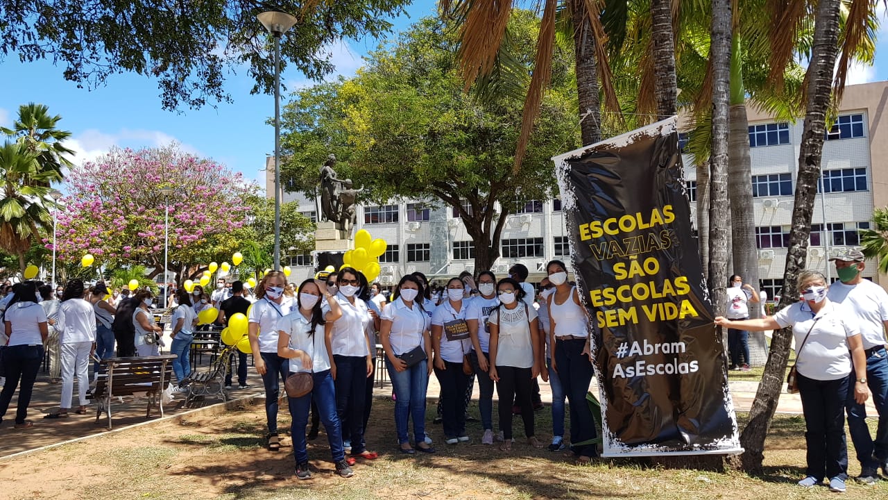 ‘Manifesto pela Educação’ em frente a Prefeitura pede volta de aulas presenciais
