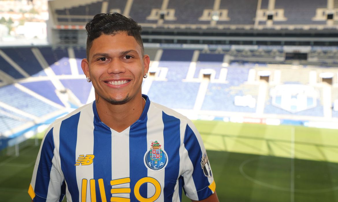 Clube português anuncia contratação de centroavante ex-Fluminense