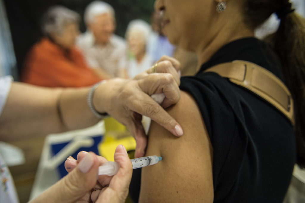 Covid-19: suspensão de teste de vacina deixa cronograma indefinido