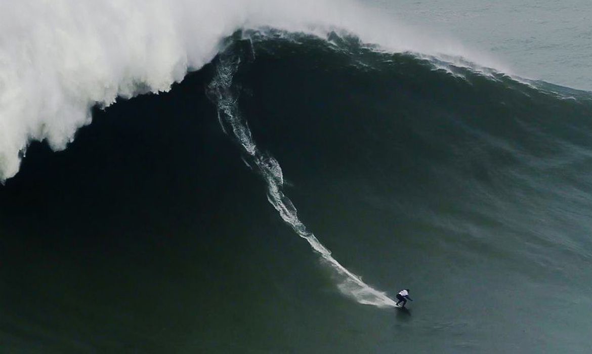 Brasileira quebra recorde de maior onda já surfada por uma mulher