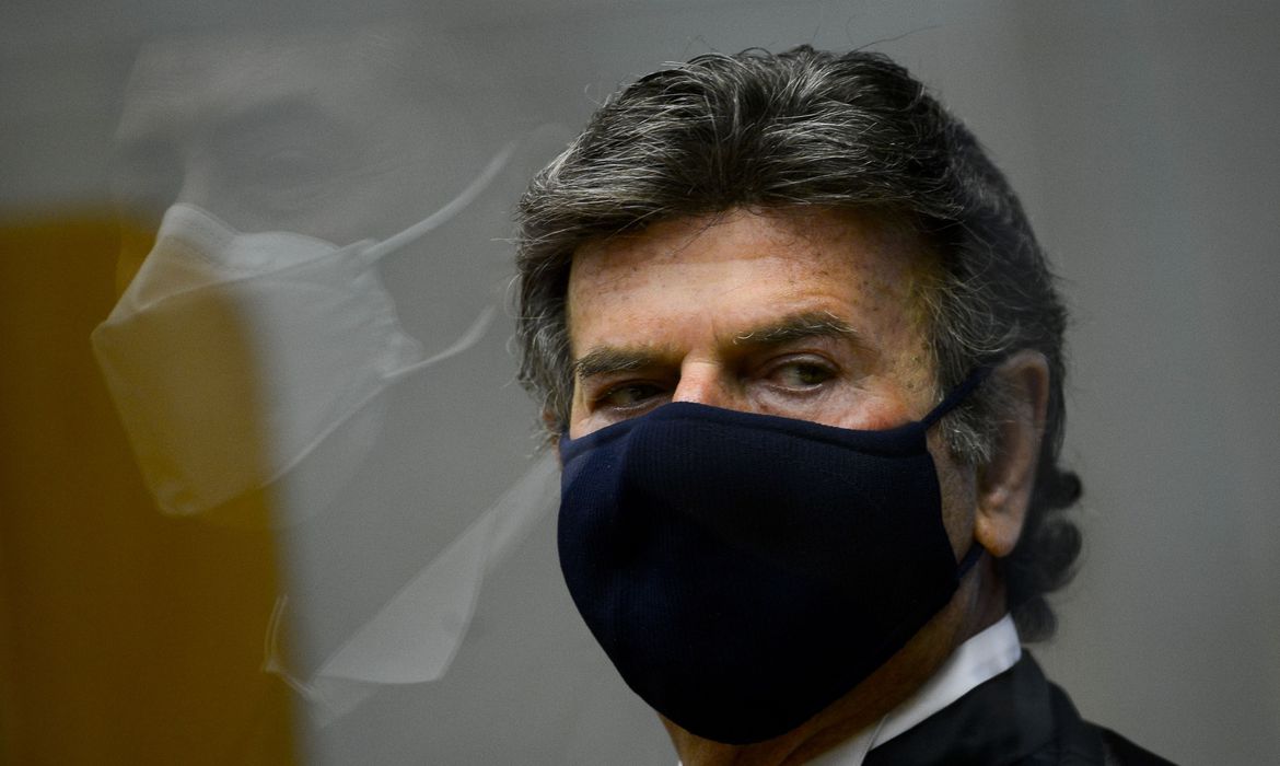 Luiz Fux toma posse como presidente do STF e garante combate a corrupção