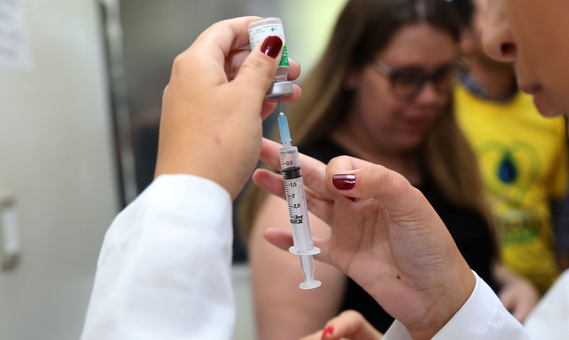 Covid-19: testes da vacina de Oxford e AstraZeneca serão retomados