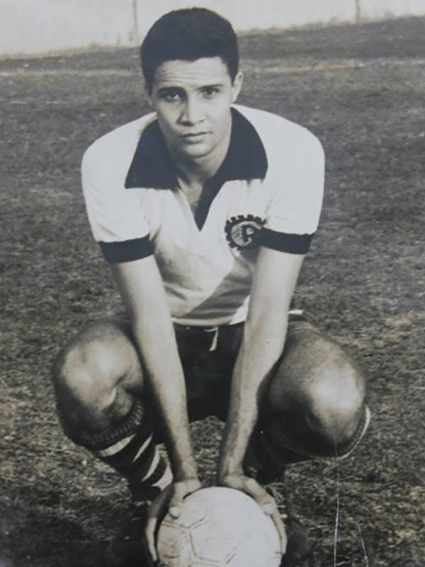 "Pelé quebrou minha perna covardemente", revela zagueiro