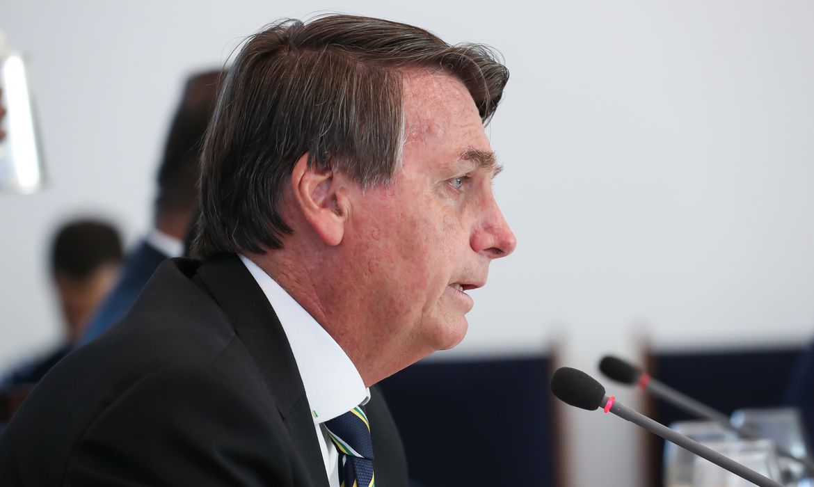 Bolsonaro descarta congelar aposentadorias e anuncia desistência do Renda Brasil