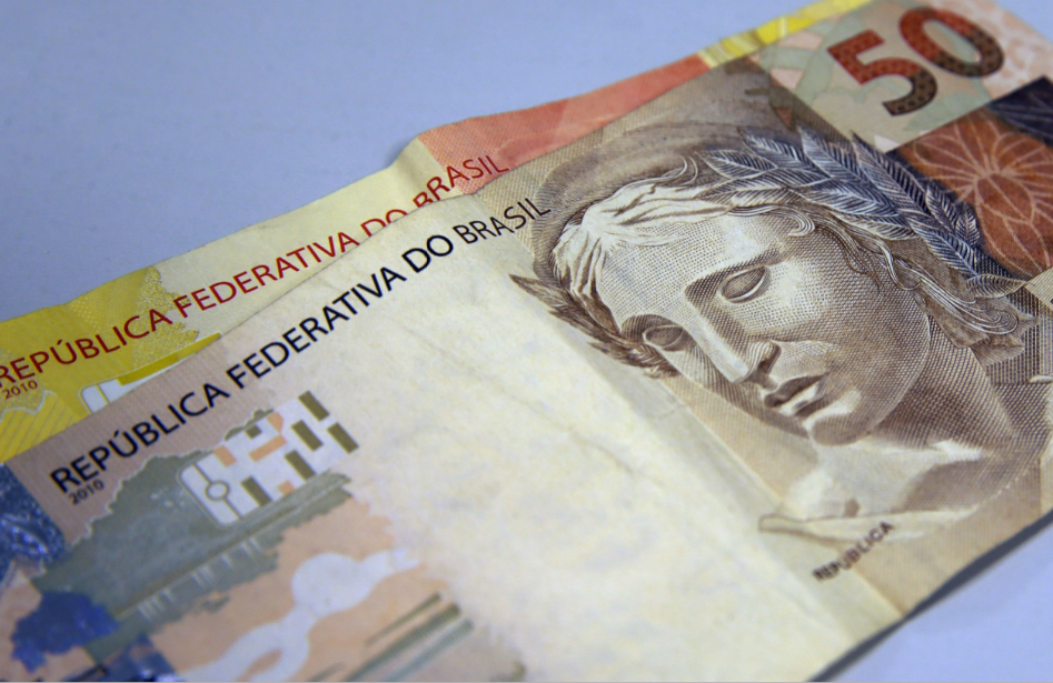 Copom interrompe ciclo de cortes e mantém Selic em 2% ao ano