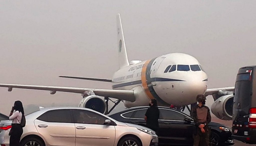 Avião de Bolsonaro arremete na chegada ao MT