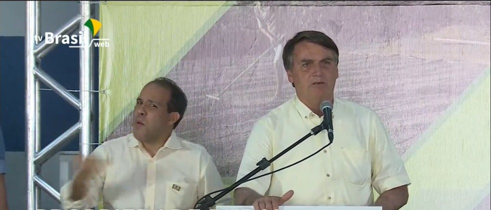 Conversinha mole de ficar em casa é para os fracos, diz Bolsonaro