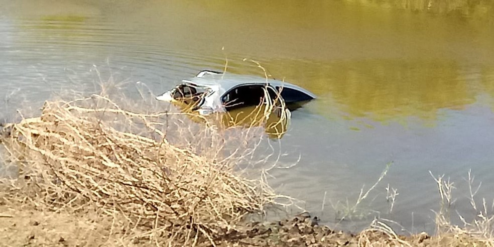 Jornalista morre após carro cair em açude no RN