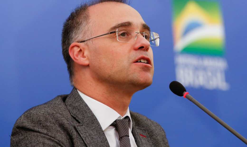 Após problema cardíaco, ministro da Justiça recebe alta