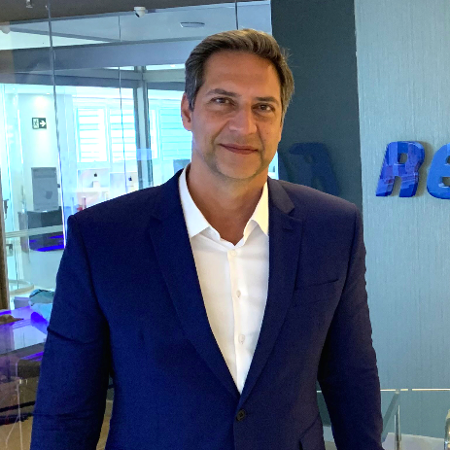 Parte da mídia se comporta como partido político derrotado, diz ex-Globo