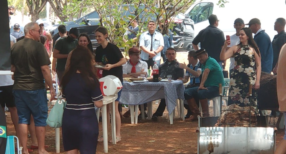 Sem máscara, Bolsonaro vai a churrasco com aglomeração em Brasília