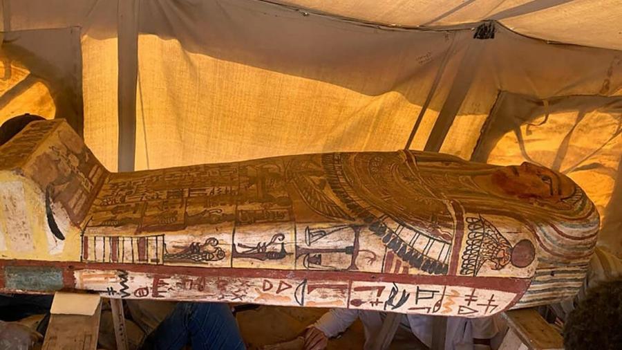 Egito anuncia descoberta de 14 sarcófagos com cerca de 2.500 anos