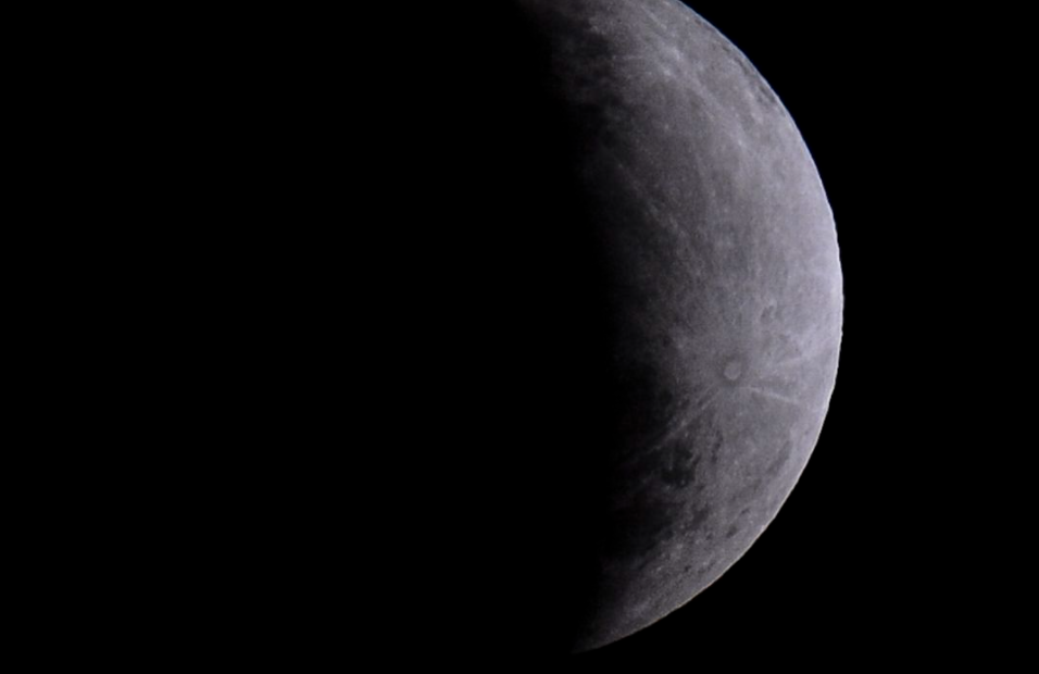 Nasa planeja levar primeira mulher à Lua em 2024