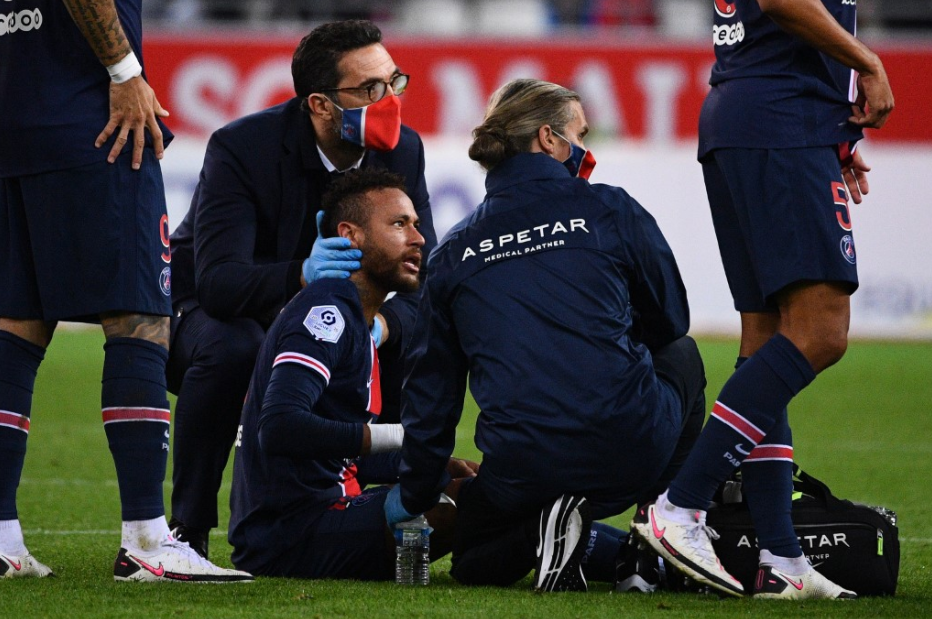 Próximo de se apresentar à Seleção, Neymar tem lesão na panturrilha