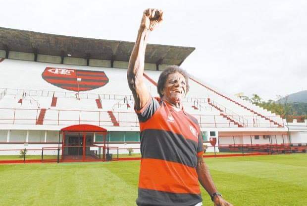 Ex-atacante de Corinthians, Flamengo e Vasco morre aos 80 anos