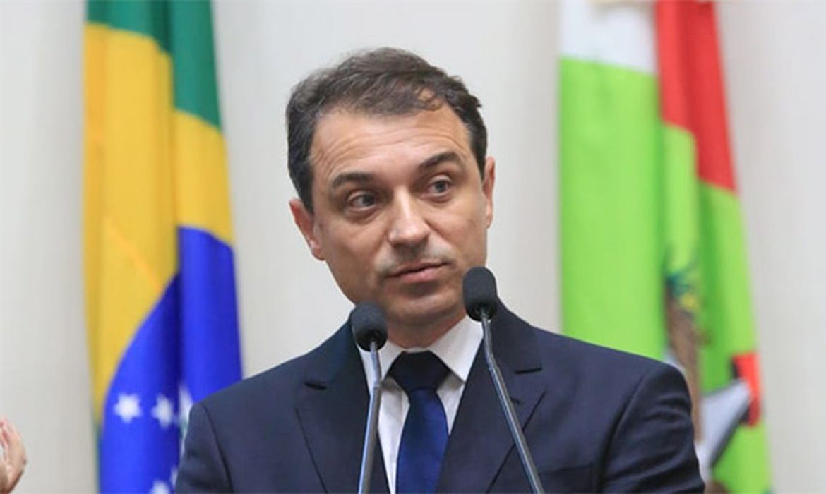 Mais um governador é alvo de mandado de busca por suspeita de desvio na Saúde