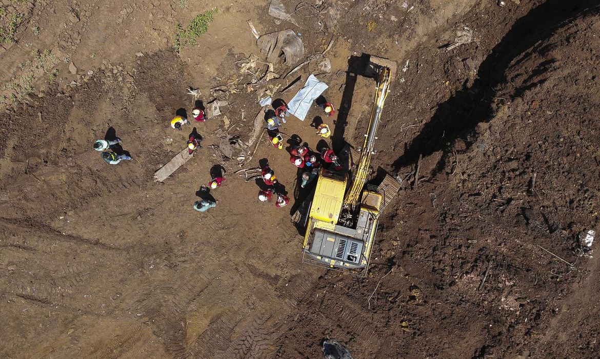 Bombeiros acham corpo que pode ser de vítima da tragédia de Brumadinho