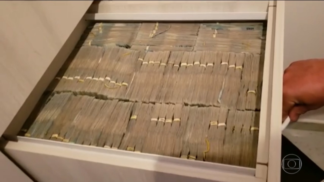 Polícia acha armário com R$ 8 milhões em casa de sócio de rede de farmácias