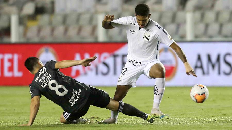 Atacante do Santos é internado com trombose profunda