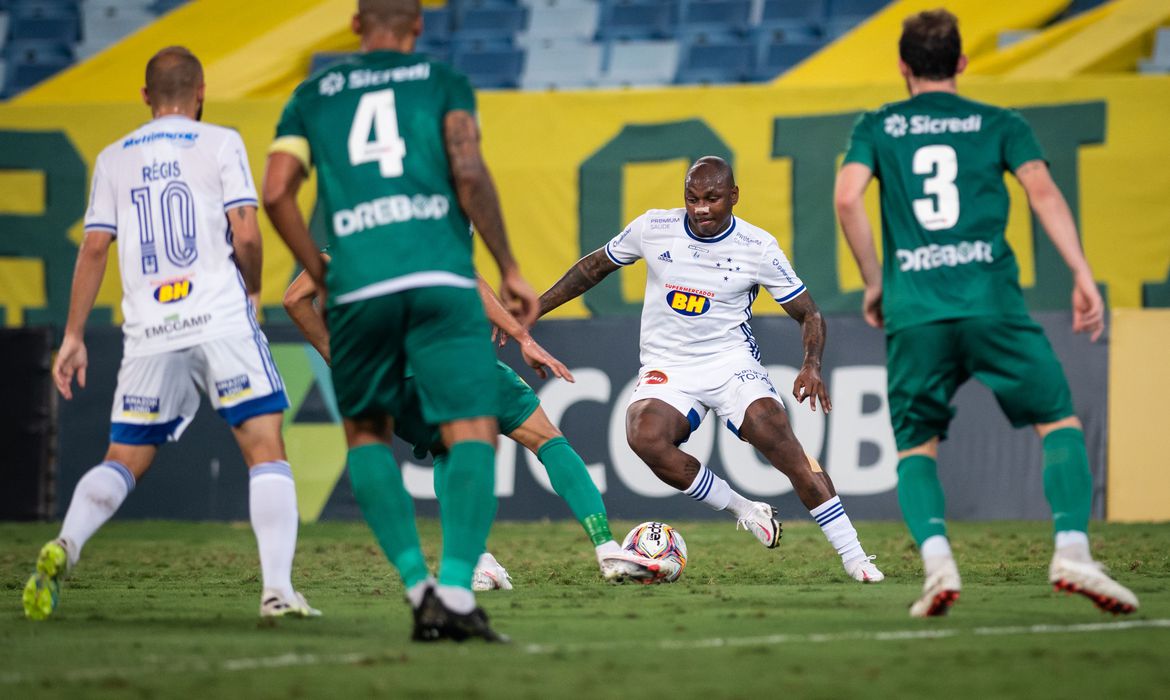 Gigante do futebol brasileiro entra na zona de rebaixamento da Série B