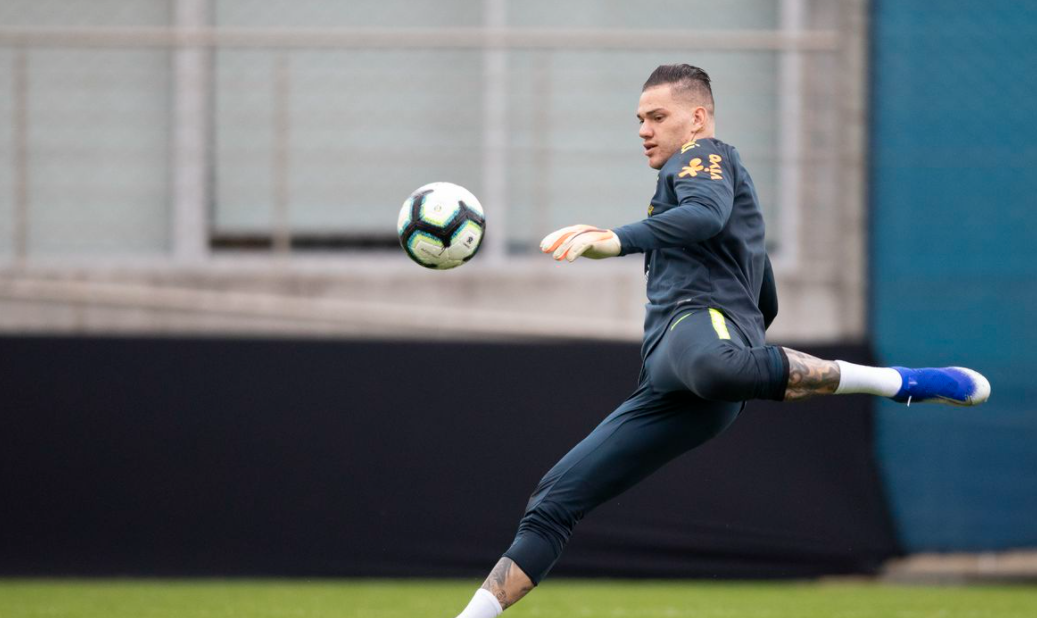 Seleção: Alisson é cortado após lesão no ombro; Tite já tem substituto