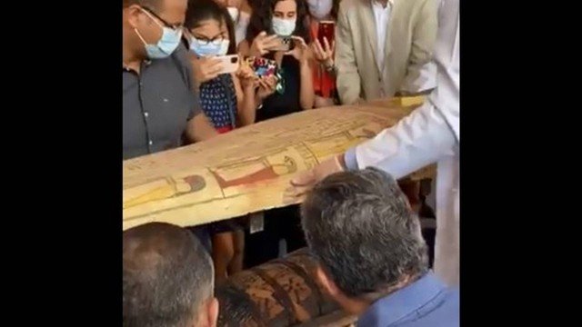 Vídeo: Sarcófago de 2.500 anos sendo aberto viraliza; crianças gravam cena