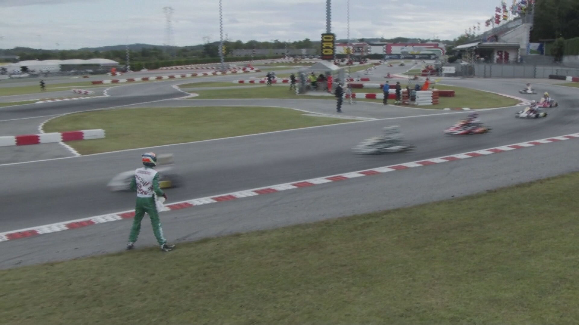 Piloto atira para-choque em adversário durante competição de kart