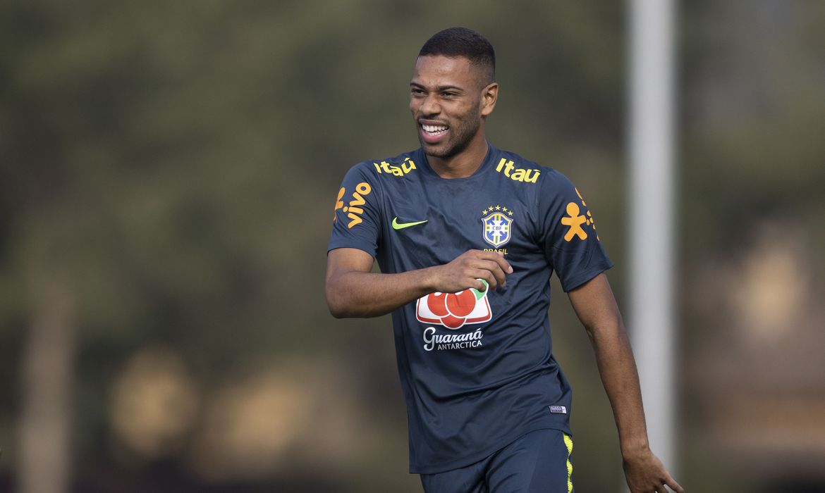 Seleção vai às Eliminatórias para Copa sem titulares incontestáveis nas laterais