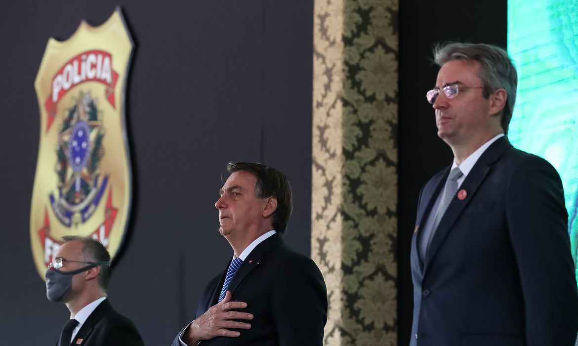 Bolsonaro diz que não dá motivos para PF investigar seus ministros