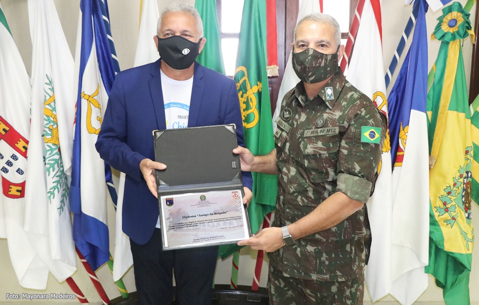 Jornalista recebe Diploma e Medalha "Amigo da Brigada"